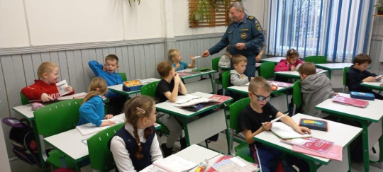 Правила эвакуации при возникновении пожара. Правила поведения у воды. Правила эвакуации при возникновении пожара. Правила поведения у воды..